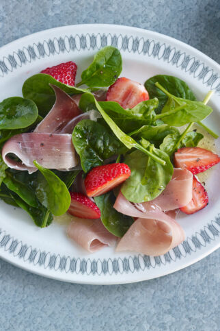 Spinatsalat mit Erdbeeren und Schinken