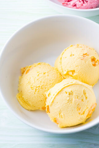 Pfirsicheis mit Fruchtstückchen Pfirsicheis mit Fruchtstückchen