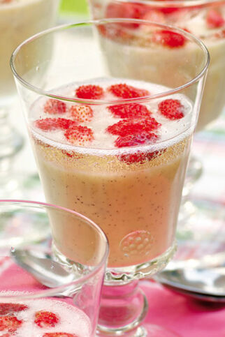 Panna cotta mit Walderdbeeren