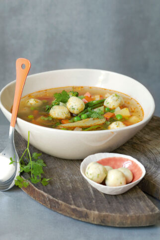 Gemüsesuppe mit Grießnocken Gemüsesuppe mit Grießnocken