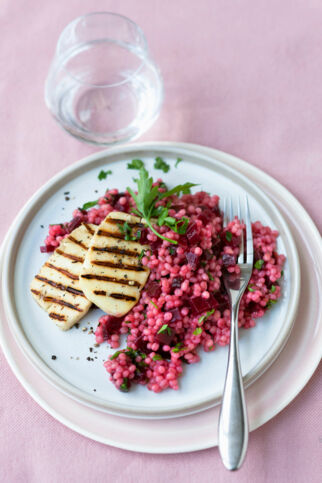 Rote Gerstenpfanne mit Grillkäse Rote Gerstenpfanne mit Grillkäse