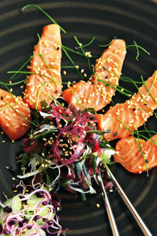 Sashimi von Lachs mit Algensalat Sashimi von Lachs mit Algensalat