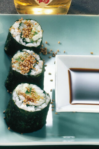 Hosomaki-Sushi mit Lachs und Avocado Hosomaki-Sushi mit Lachs und Avocado