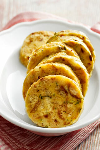 Serviettenknödel auf einem weißen Teller. Serviettenknödel