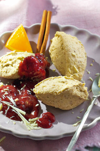 Maronencreme mit Pflaumensauce