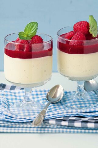 Bayerische Creme mit Himbeersauce Bayerische Creme mit Himbeersauce