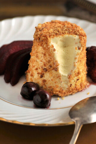 Ziegenkäseparfait mit Cassisfrüchten Ziegenkäseparfait mit Cassisfrüchten