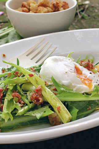 Löwenzahnsalat mit Speck