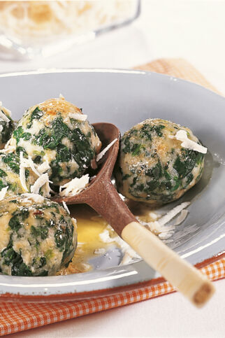 Spinatknödel aus Weißbrot mit Parmesan und Bergkäse - Tiroler Spinatknödel Rezept Südtiroler Spinatknödel