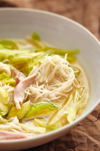 Hühnertopf mit Kohl und Nudeln Hühnertopf mit Kohl und Nudeln