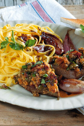 Lamm mit Olivenkruste und Nudeln
