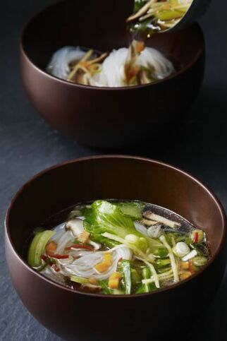 Asiasuppe mit Glasnudeln Asiasuppe mit Glasnudeln