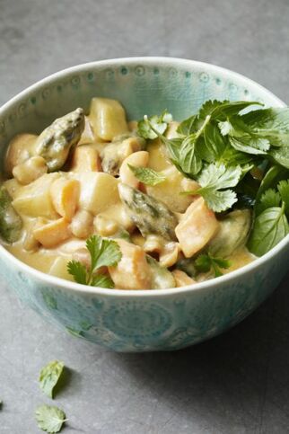 Kokos-Erdnuss-Curry mit Spargel und Kohlrabi Kokos-Erdnuss-Curry mit Spargel und Kohlrabi