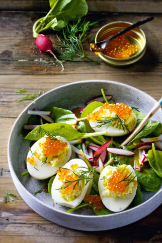 Gefüllte Eier auf Spinatsalat Gefüllte Eier auf Spinatsalat