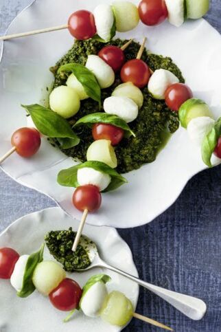 Fruchtige Mozzarellaspieße mit Walnusspesto Fruchtige Mozzarellaspieße mit Walnusspesto