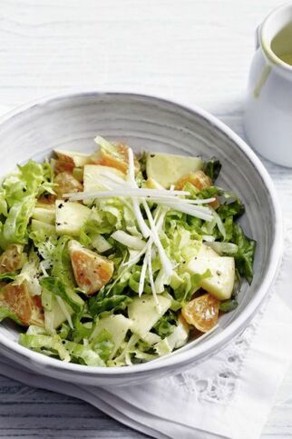 Endiviensalat mit Mandarine und Apfel