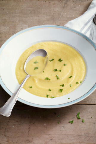 Selleriecremesuppe mit Äpfeln und Salbei Selleriecremesuppe mit Äpfeln und Salbei