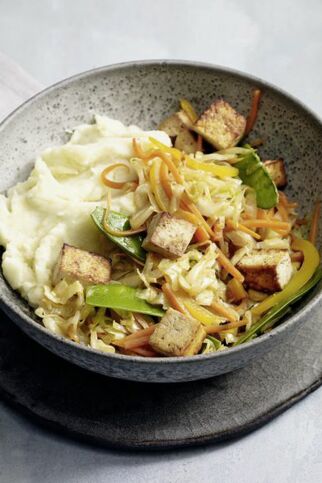 Spitzkohlpfanne mit Tofu und Kartoffel-Kokos-Püree Spitzkohlpfanne mit Tofu und Kartoffel-Kokos-Püree