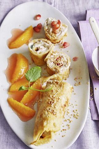 Sesam-Crêpes-Röllchen mit Granatapfel-Frischkäse Sesam-Crêpes-Röllchen mit Granatapfel-Frischkäse