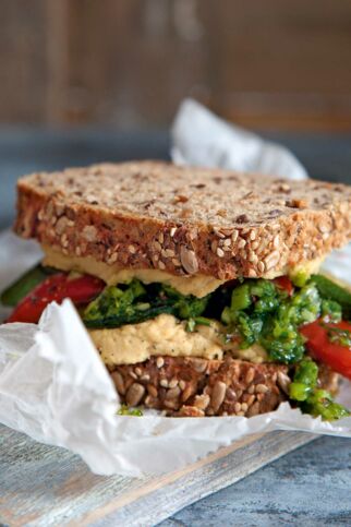 Sandwich mit Hummus und Chimichurri