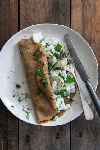 Kräuterpfannkuchen mit Mairübchen und Zuckerschoten Kräuterpfannkuchen mit Mairübchen und Zuckerschoten