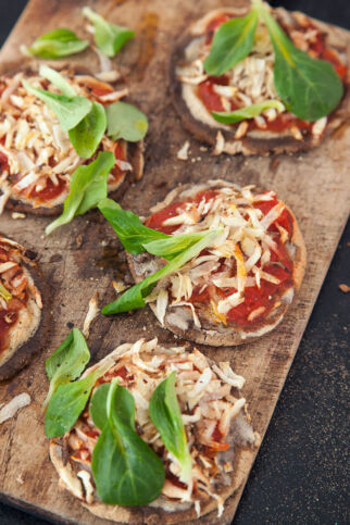 Teff-Minipizzen mit Petersilienwurzel und Postelein