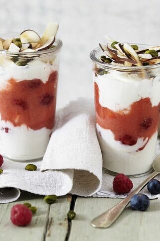 Kokosjoghurt mit Beeren und Kokoschips Kokosjoghurt mit Beeren und Kokoschips