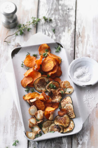 Gemüsechips aus dem Ofen mit Thymian und Knoblauch