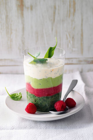 Layered Mousse mit Spinat, Himbeeren und Avocado Layered Mousse mit Spinat, Himbeeren und Avocado