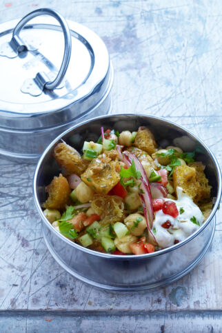 Indischer Kichererbsen-Brot-Salat Indischer Kichererbsen-Brot-Salat