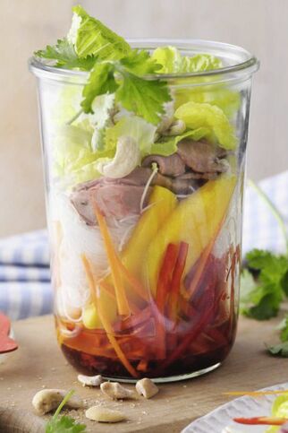 Thai-Salat mit Mango und Roastbeef