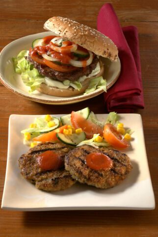 Hamburger mit Relish-Gurken Hamburger mit Relish-Gurken