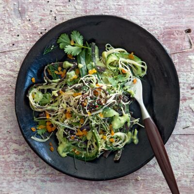 Gurken-Avocado-Salat mit Reisnudeln und Meeresspaghetti