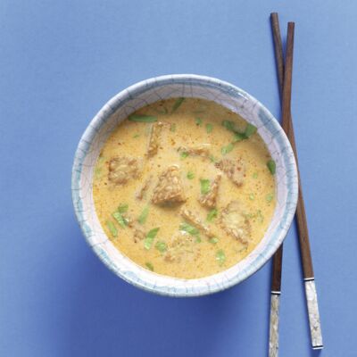 Currysuppe mit gebratenem Tempeh