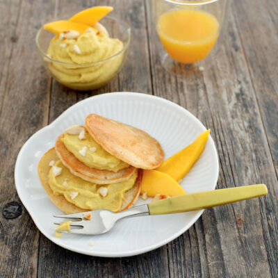Vanilla-Pancakes mit Mango-Mandel-Creme