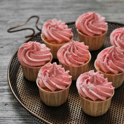 Passionsfrucht-Cupcakes mit Himbeerfrosting