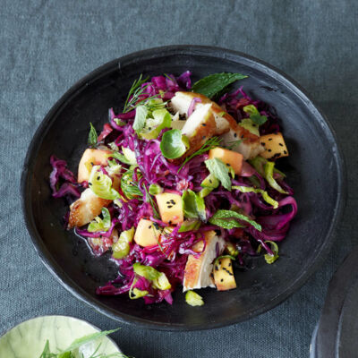 Rosenkohl-Ingwer-Salat mit knusprigen Hähnchenstreifen