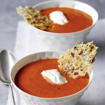 Tomaten-Paprika-Suppe mit Parmesanchips