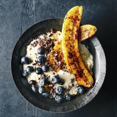 Porridge mit Kakao-Nibs und Banane