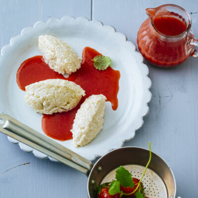 Reisnockerl mit Erdbeersauce