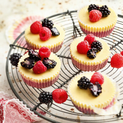 Minicakes mit frischen Beeren