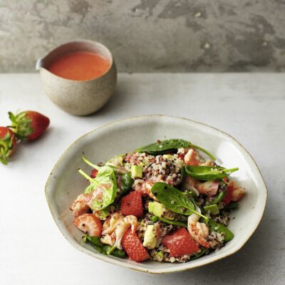 Quinoa-Spinat-Salat mit Flusskrebsen und Erdbeeren