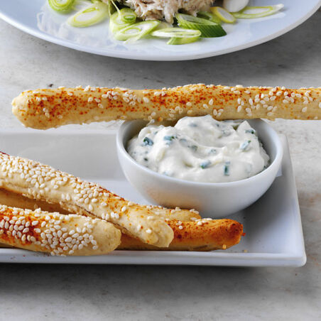 Sesamgrissini mit Schnittlauchdip Sesamgrissini mit Schnittlauchdip