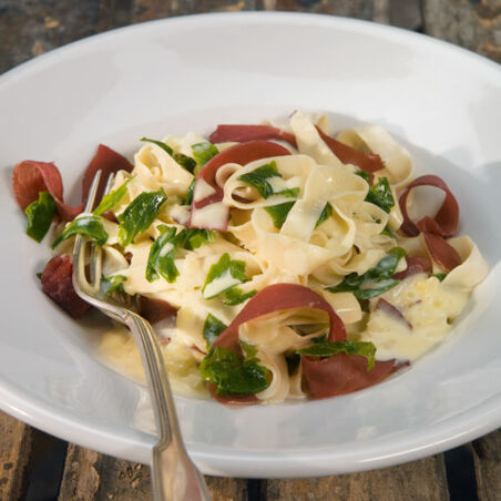 Kastaniennudeln mit Bresaola und Rucola