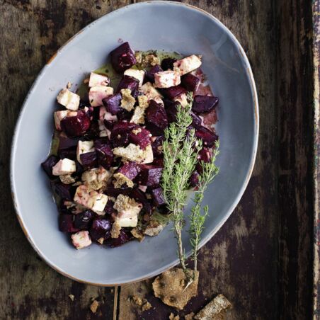 Rote-Bete-Salat mit Knäckebrot und Thymian Rote-Bete-Salat mit Knäckebrot und Thymian