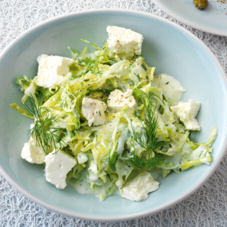 Weißkohlsalat mit Joghurt und Schafkäse Weißkohlsalat mit Joghurt und Schafkäse