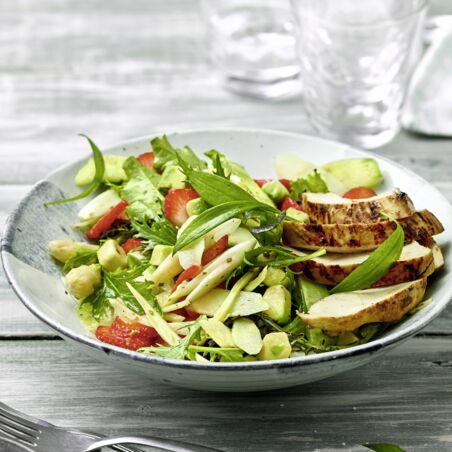 Frischer Frühlingssalat mit Spicy Chicken Frischer Frühlingssalat mit Spicy Chicken