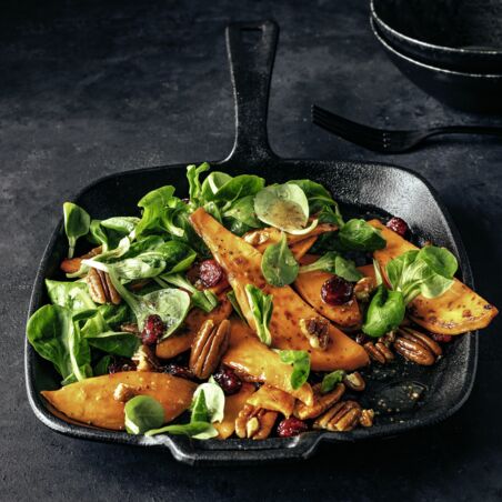 Warmer Süßkartoffelsalat mit Cranberrys und Pecannüssen Warmer Süßkartoffelsalat mit Cranberrys und Pecannüssen