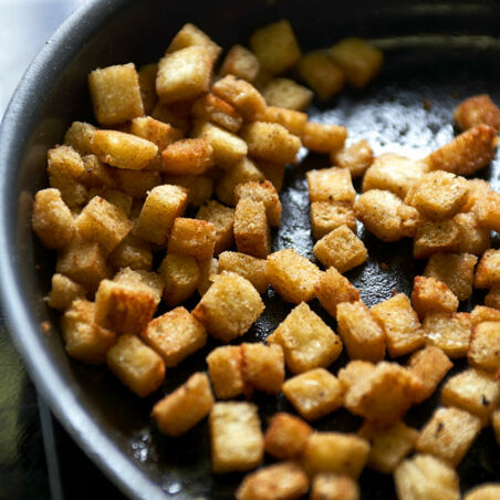 Kürbiscremesuppe mit Kräutercroûtons Kürbiscremesuppe mit Kräutercroûtons