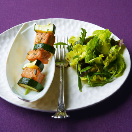 Zitronengras-Spieße mit Lachs und gegrillten Zucchini Zitronengras-Spieße mit Lachs und gegrillten Zucchini